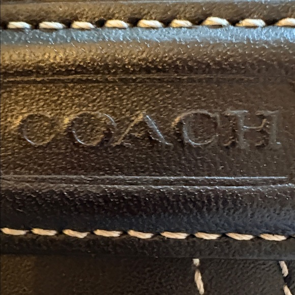 Elegant Black COACH Handbag - Picture 2 of 3